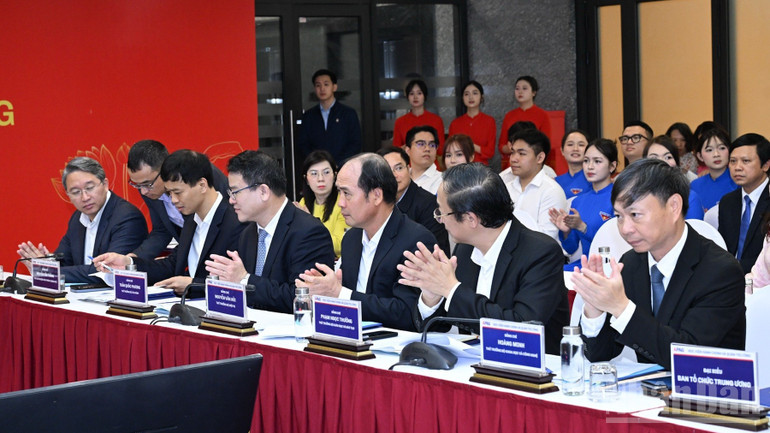 Các đại biểu tham dự cuộc làm việc. (Ảnh: Trần Hải)