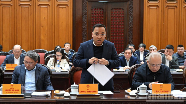 Đại diện lãnh đạo Bộ Công thương báo cáo tại cuộc họp. (Ảnh: Trần Hải)