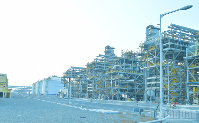 Al-Zour petrokjemisk kompleks. (Foto: THANH GIANG) Tổ hợp lọc hóa dầu Al‑Zour. (Ảnh: THANH GIANG)