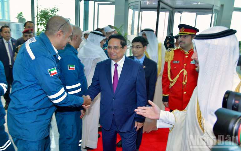 Statsminister Pham Minh håndhilser på styret i Al-Zour Petrochemical Complex. (Foto: THANH GIANG) Thủ tướng Phạm Minh bắt tay Ban lãnh đạo Tổ hợp lọc hóa dầu Al‑Zour. (Ảnh: THANH GIANG)