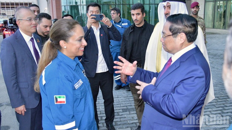 Lederne av Al-Zour petrokjemiske komplekset tar av seg statsminister Pham Minh Chinh. (Foto: THANH GIANG) Lãnh đạo Tổ hợp lọc hóa dầu Al‑Zour tiễn Thủ tướng Phạm Minh Chính. (Ảnh: THANH GIANG)