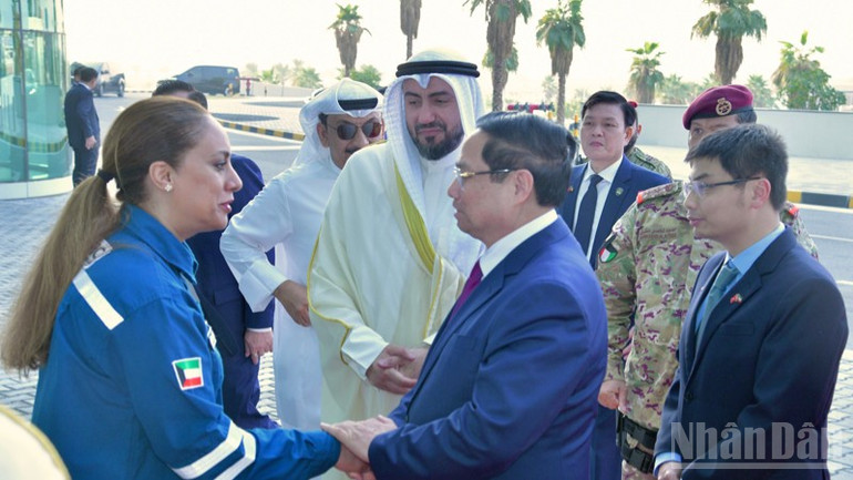 Lederne av Al-Zour petrokjemiske kompleks ønsket statsminister Pham Minh Chinh hjertelig velkommen ved hovedkvarteret. (Foto: THANH GIANG) Lãnh đạo Tổ hợp lọc hóa dầu Al‑Zour nồng nhiệt chào đón Thủ tướng Phạm Minh Chính tại trụ sở. (Ảnh: THANH GIANG)