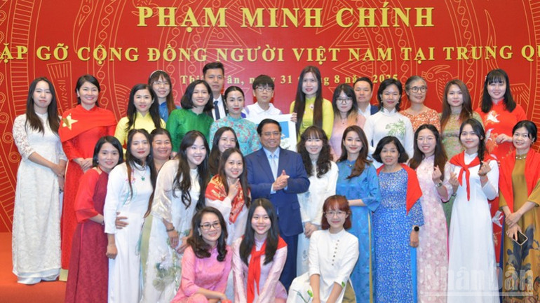 Thủ tướng Phạm Minh Chính với các sinh viên Việt Nam đang học tập tại Trung Quốc. (Ảnh: THANH GIANG) ndo_br_a7-3080.jpg