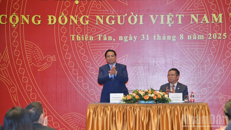 Thủ tướng Phạm Minh Chính ân cần thăm hỏi, nói chuyện thân mật với bà con cộng đồng người Việt Nam ở Trung Quốc. (Ảnh: THANH GIANG) ndo_br_a1-5805-5.jpg