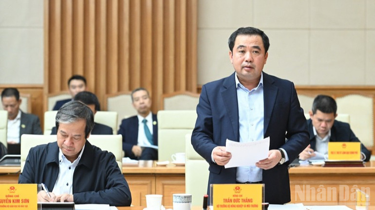 Bộ trưởng Nông nghiệp và Môi trường Trần Đức Thắng phát biểu ý kiến tại phiên họp. (Ảnh: TRẦN HẢI)