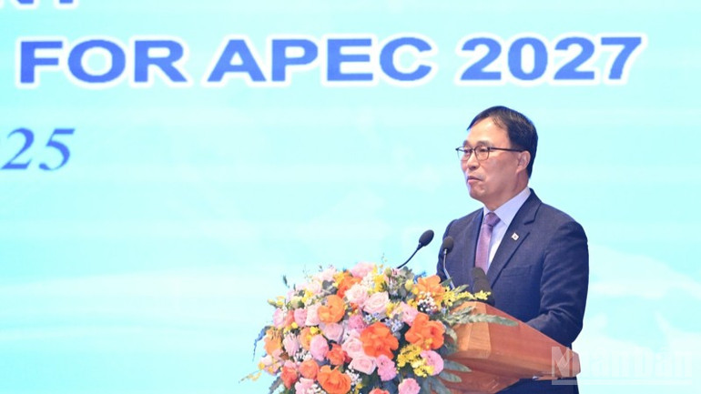 Đại diện Đại sứ quán Hàn Quốc tại Việt Nam - Chủ nhà APEC 2025 phát biểu ý kiến tại buổi lễ. (Ảnh: TRẦN HẢI) ndo_br_b7-1070.jpg