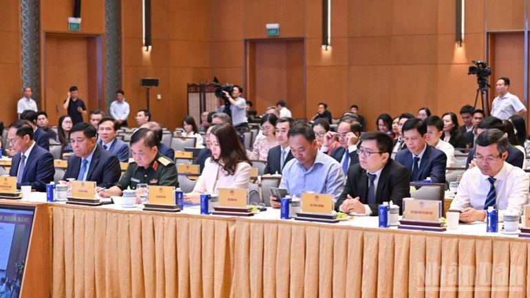 Đại diện lãnh đạo các bộ, ngành Việt Nam tham dự buổi lễ. (Ảnh: TRẦN HẢI) ndo_br_b6-5358.jpg