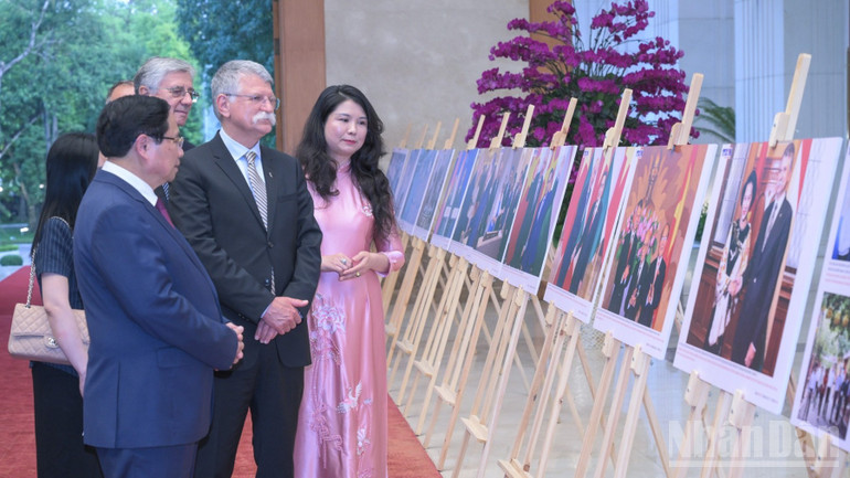 Thủ tướng Chính phủ Phạm Minh Chính giới thiệu Chủ tịch Quốc hội Hungary Kover Laszlo không gian trưng bày ảnh về quan hệ hữu nghị và hợp tác Việt Nam-Hungary. (Ảnh: TRẦN HẢI) ndo_br_d7-2032.jpg