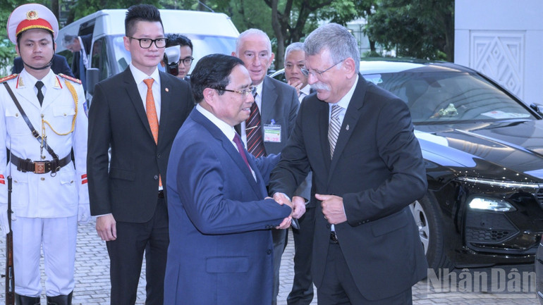 Thủ tướng Chính phủ Phạm Minh Chính đón Chủ tịch Quốc hội Hungary Kover Laszlo tại sảnh Trụ sở Chính phủ. (Ảnh: Trần Hải) ndo_br_d8-9080.jpg