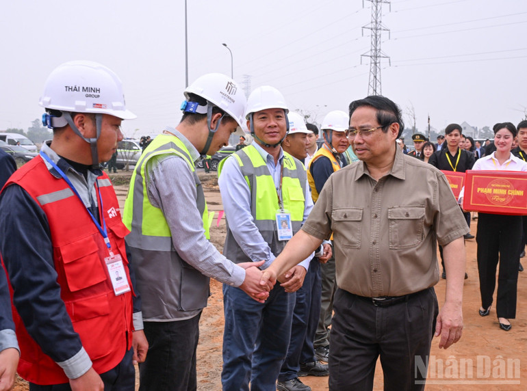 Thủ tướng Phạm Minh Ch&iacute;nh tới thăm, động vi&ecirc;n đội ngũ kỹ sư, c&ocirc;ng nh&acirc;n đang hăng h&aacute;i lao động tr&ecirc;n c&ocirc;ng trường.