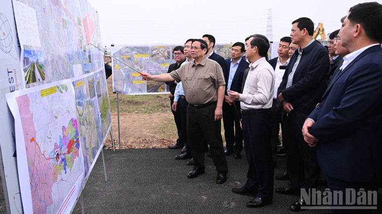 Thủ tướng Phạm Minh Ch&iacute;nh đi thị s&aacute;t, kiểm tra c&ocirc;ng trường, cho &yacute; kiến chỉ đạo về tiến độ thi c&ocirc;ng x&acirc;y dựng tuyến đường kết nối từ s&acirc;n bay Gia B&igrave;nh về H&agrave; Nội. (Ảnh: Trần Hải)