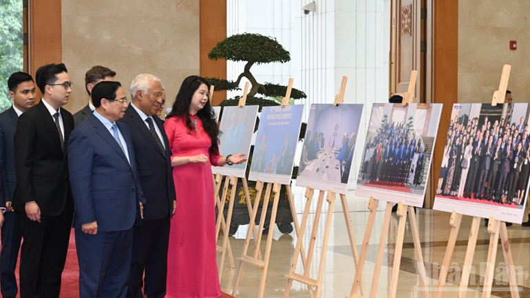 Thủ tướng Chính phủ Phạm Minh Chính giới thiệu với Chủ tịch Hội đồng châu Âu António Costa triển lãm ảnh quan hệ Việt Nam-EU. (Ảnh: TRẦN HẢI)