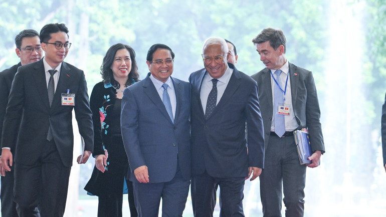 Thủ tướng Chính phủ Phạm Minh Chính nồng nhiệt chào đón Chủ tịch Hội đồng châu Âu António Costa tại sảnh Trụ sở Chính phủ. (Ảnh: TRẦN HẢI)