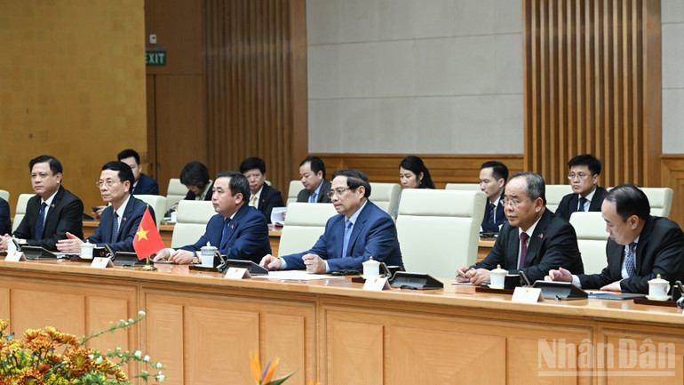 Thủ tướng Phạm Minh Chính và lãnh đạo các bộ, ban, ngành Trung ương phía Việt Nam tại cuộc hội kiến. (Ảnh: TRẦN HẢI)