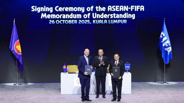 Thủ tướng Phạm Minh Chính chứng kiến lễ ký MoU giữa ASEAN-FIFA. ( Ảnh: VGP/Nhật Bắc) fi2-2084.jpg
