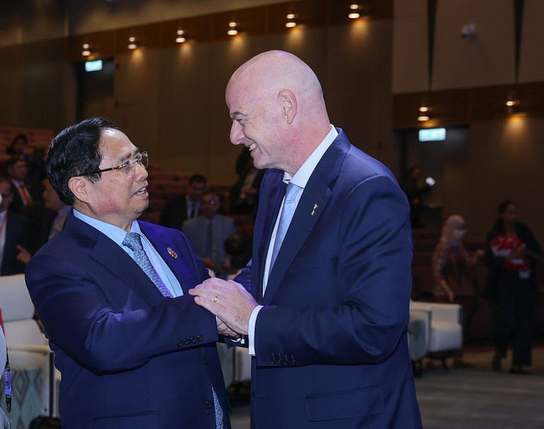 Thủ tướng Phạm Minh Chính gặp Chủ tịch Liên đoàn Bóng đá Thế giới (FIFA) Gianni Infantino. (Ảnh: VGP/Nhật Bắc) fi1.jpg