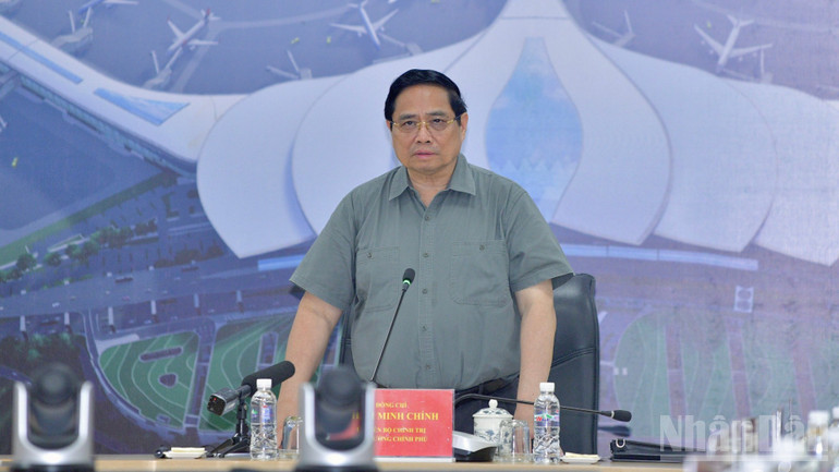 Premiärminister Pham Minh Chinh avslutar ett möte med berörda ministerier, myndigheter och enheter angående framstegen i byggandet av Long Thanh International Airport. (Foto: Thanh Giang) ndo_br_a10-4182-581.jpg