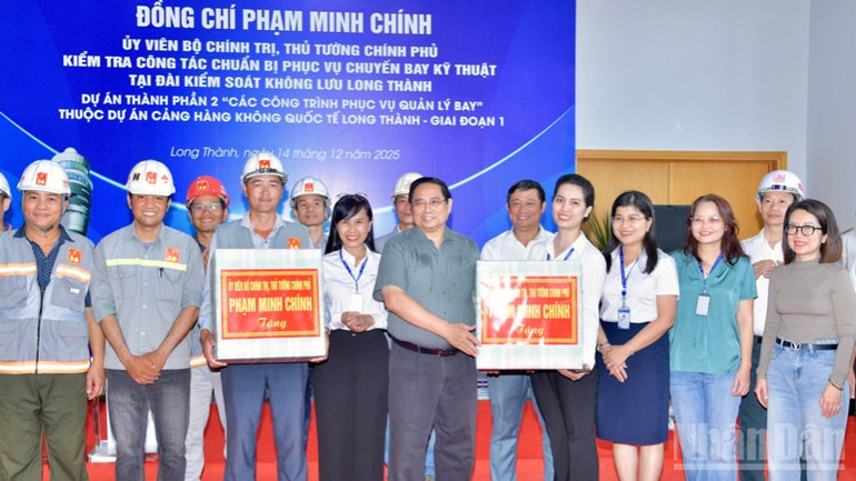 Premiärminister Pham Minh Chinh överlämnar gåvor för att uppmuntra officerare och personal vid flygkontrolltornet på Long Thanh International Airport. (Foto: Thanh Giang) ndo_br_a8-7148-3615.jpg