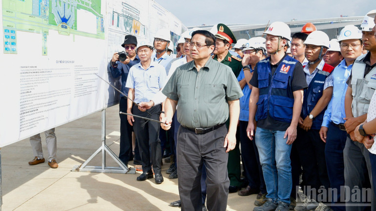 Premiärminister Pham Minh Chinh ger sin åsikt om byggandet av Long Thanh International Airport-projektet. (Foto: Thanh Giang) ndo_br_a4-7246-5077.jpg