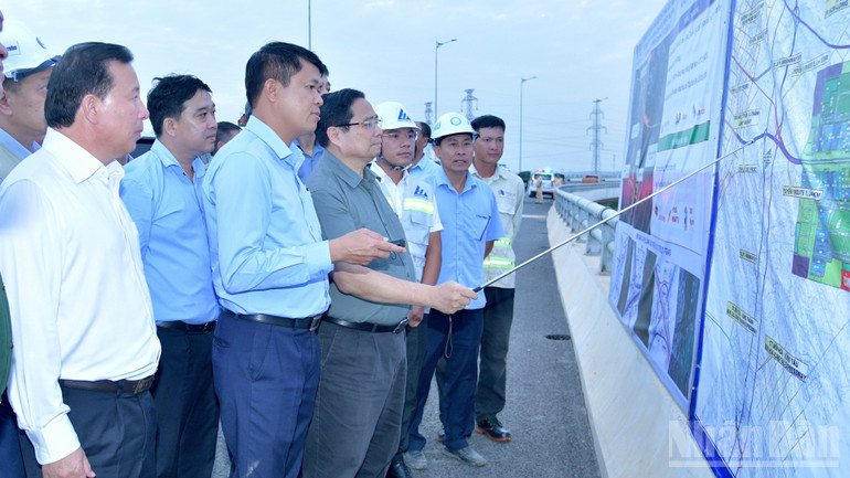 Premiärminister Pham Minh Chinh inspekterar viktiga transportprojekt som ansluter till Long Thanh International Airport. (Foto: Thanh Giang) ndo_br_a11-2988-9839.jpg