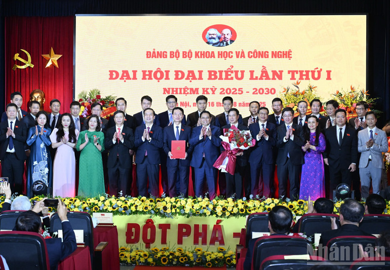 Bí thư Đảng ủy Chính phủ, Thủ tướng Chính phủ Phạm Minh Chính trao quyết định của Ban Thường vụ Đảng ủy Chính phủ chỉ định Ban Chấp hành, Ban Thường vụ, Bí thư, Phó Bí thư, Ủy ban Kiểm tra Đảng ủy Bộ Khoa học Công nghệ nhiệm kỳ 2025-2030. (Ảnh: TRẦN HẢI) ndo_br_aaa2.jpg