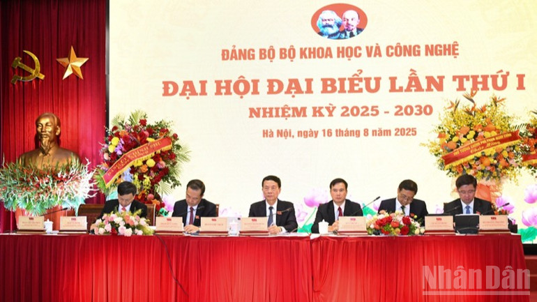 Đoàn Chủ tịch đại hội. (Ảnh: TRẦN HẢI) ndo_br_b6-1607.jpg