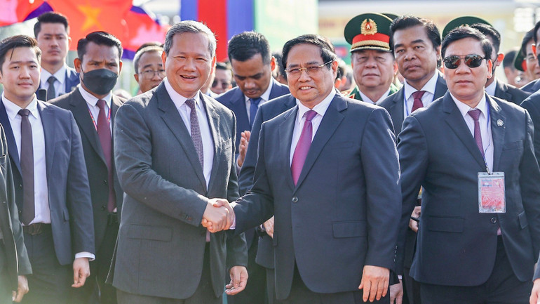 Prime Minister Pham Minh Chinh and Cambodian Prime Minister Hun Manet met at the Tan Nam-Meun Chey International Border Gate. (Photo: VGP/Nhat Bac) a2-8869.jpg