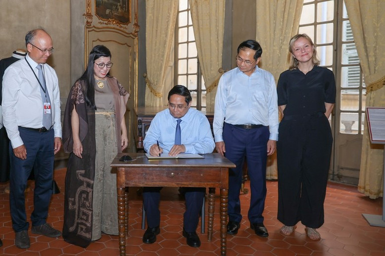 Thủ tướng Phạm Minh Chính ghi lưu bút tại Bảo tàng Lascaris. (Ảnh: VGP/Nhật Bắc) a4.jpg