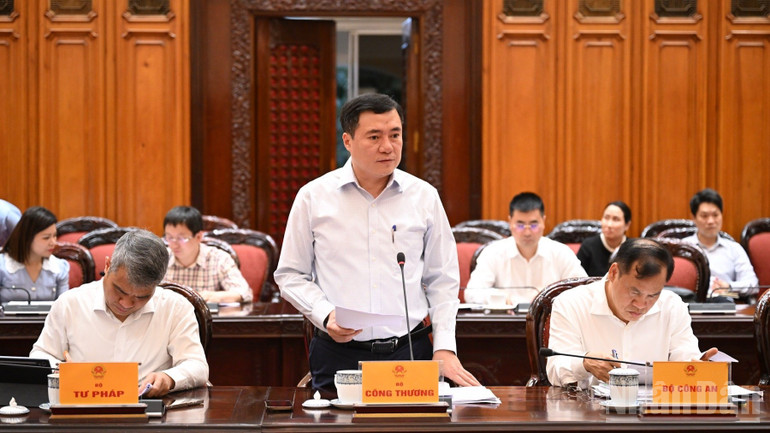 Lãnh đạo Bộ Công thương phát biểu ý kiến tại cuộc họp. (Ảnh: Trần Hải)