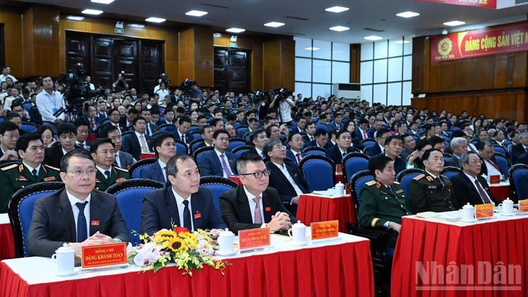 Lãnh đạo các bộ, ban, ngành, cơ quan Trung ương, các đại biểu tham dự Đại hội đại biểu Đảng bộ tỉnh Thanh Hóa lần thứ XX. (Ảnh: TRẦN HẢI) ndo_br_a2-6022.jpg