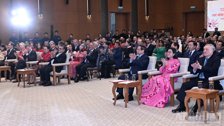 Thủ tướng Chính phủ Phạm Minh Chính và Phu nhân, các đại biểu quốc tế thưởng thức chương trình văn nghệ đặc sắc chào mừng Xuân Bính Ngọ 2026. (Ảnh: Trần Hải)