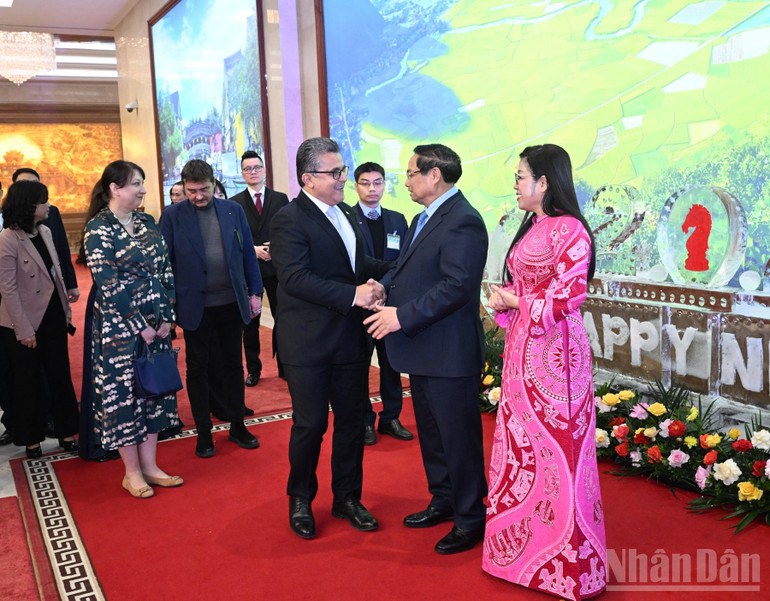 Thủ tướng Chính phủ Phạm Minh Chính và Phu nhân nồng nhiệt chào đón các vị khách quốc tế. (Ảnh: Trần Hải)