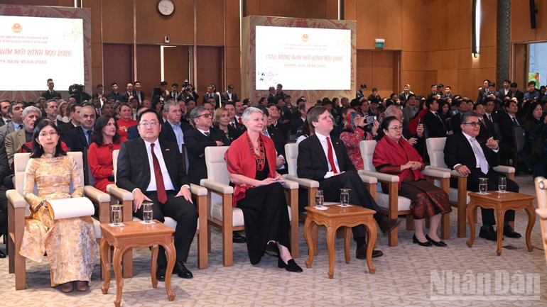 Các đại biểu quốc tế tham dự tiệc chiêu đãi Đoàn Ngoại giao. (Ảnh: Trần Hải)