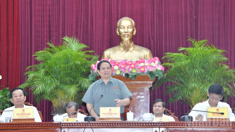 Thủ tướng Phạm Minh Chính điều hành phần trả lời kiến nghị của các cử tri. (Ảnh: Thanh Giang) ndo_br_a8-9762.jpg