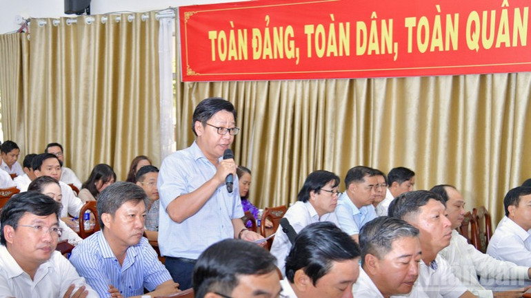 Các cử tri nêu nhiều kiến nghị quan trọng tới Đoàn đại biểu Quốc hội thành phố Cần Thơ. (Ảnh: Thanh Giang) ndo_br_a5-6321.jpg