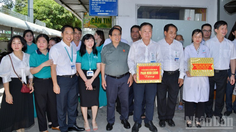 Prime Minister Pham Minh Chinh presents gifts to encourage the medical staff at Can Tho City Oncology Hospital. (Photo: Thanh Giang) ndo_br_a10-6907.jpg
