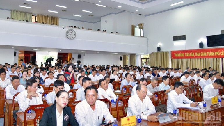 Cử tri là đại diện lãnh đạo chủ chốt 103 xã, phường trực thuộc thành phố Cần Thơ tham dự Hội nghị tiếp xúc cử tri trước Kỳ họp thứ 10, Quốc hội khóa XV. (Ảnh: Thanh Giang) ndo_br_a7-1644.jpg