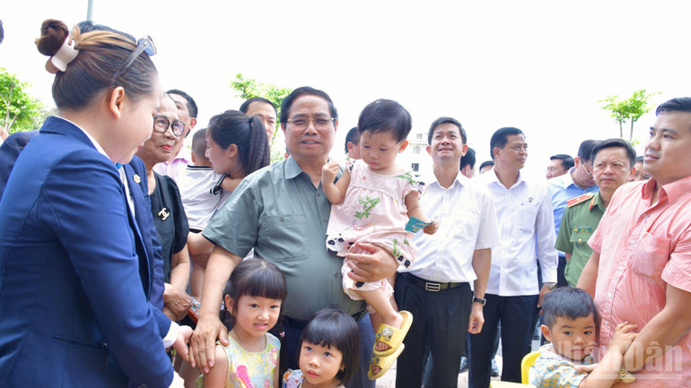 Prime Minister Pham Minh Chinh visits residents living at Nam Long II social housing area. (Photo: Thanh Giang) ndo_br_a3-9797-5919.jpg