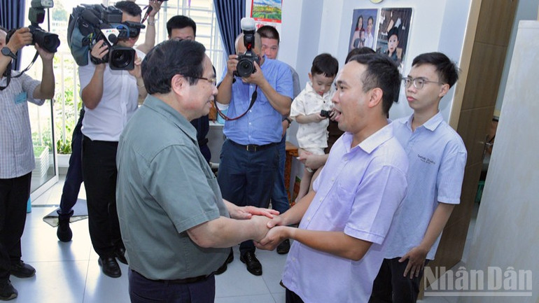 Prime Minister Pham Minh Chinh visits a family living in the Nam Long II social housing area. (Photo: Thanh Giang) ndo_br_a4-2114-809.jpg