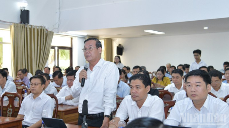 Đại diện cử tri kiến nghị các vấn đề với Đoàn đại biểu Quốc hội thành phố Cần Thơ tại hội nghị. (Ảnh: Thanh Giang) ndo_br_a4-3439.jpg