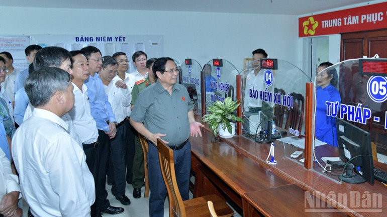 Prime Minister Pham Minh Chinh visits the Hung Phu Commune Public Administration Service Center. (Photo: Thanh Giang) ndo_br_a13-2261.jpg
