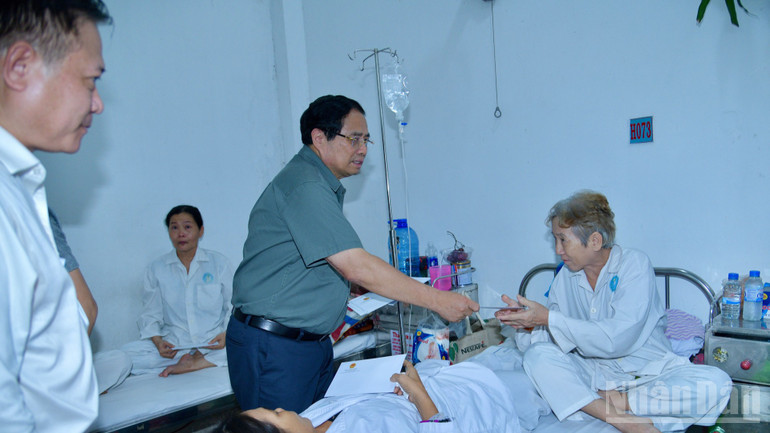 Prime Minister Pham Minh Chinh presents gifts to encourage patients being treated at Can Tho City Oncology Hospital. (Photo: Thanh Giang) ndo_br_a9-3231.jpg