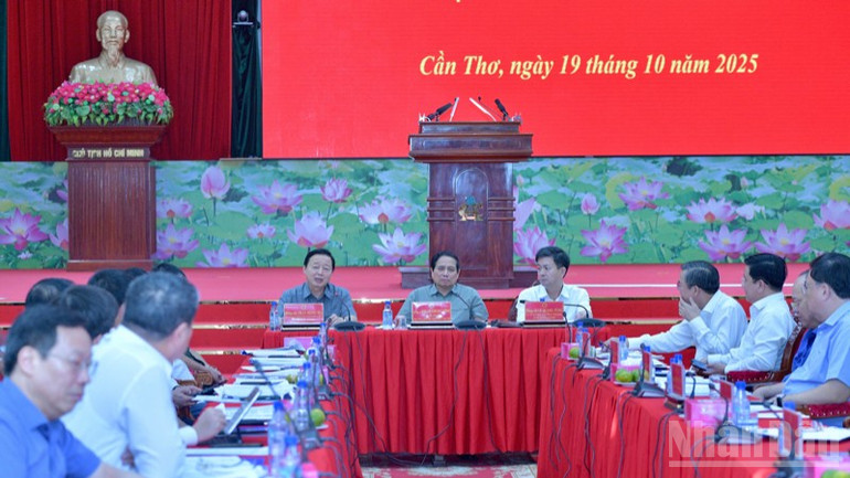 Quang cảnh Hội nghị về tình hình triển khai các dự án đường cao tốc khu vực Đồng bằng sông Cửu Long. (Ảnh: THANH GIANG) ndo_br_b3-3863.jpg