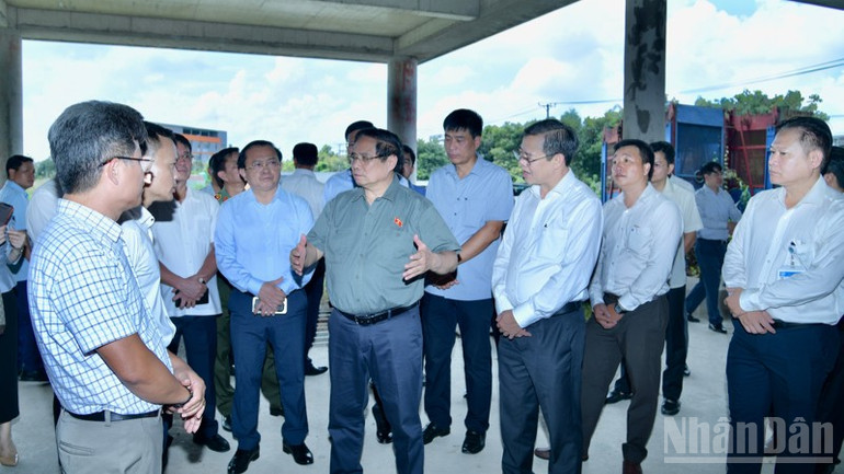 Prime Minister Pham Minh Chinh inspects the Can Tho City Oncology Hospital project, which has been stalled for many years. (Photo: Thanh Giang) ndo_br_a6-2363-9931.jpg