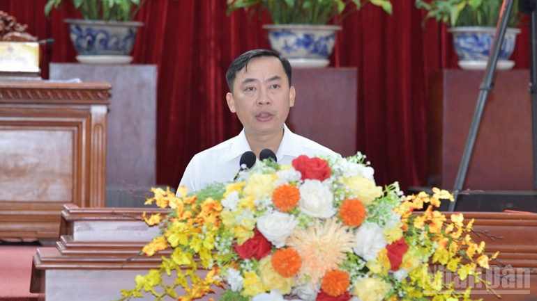 Đại diện lãnh đạo Đoàn đại biểu Quốc hội thành phố Cần Thơ báo cáo với cử tri tại hội nghị. (Ảnh: Thanh Giang) ndo_br_a3-2159.jpg