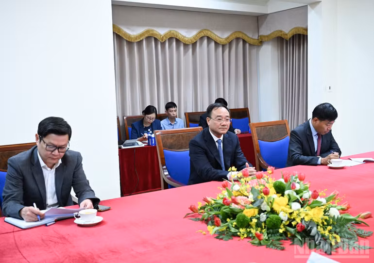 Đại diện lãnh đạo các bộ, ngành, cơ quan tham dự cuộc điện đàm. (Ảnh: TRẦN HẢI)