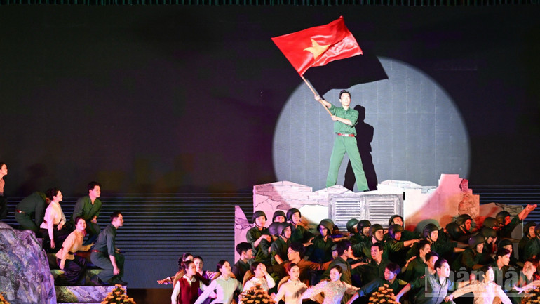 มีการแสดงอันน่าตื่นตาตื่นใจในพิธีครบรอบแต่งงาน (ภาพ: Tran Hai) Một tiết mục văn nghệ đắc sắc được biểu diễn tại Lễ kỷ niệm. (Ảnh: Trần Hải)