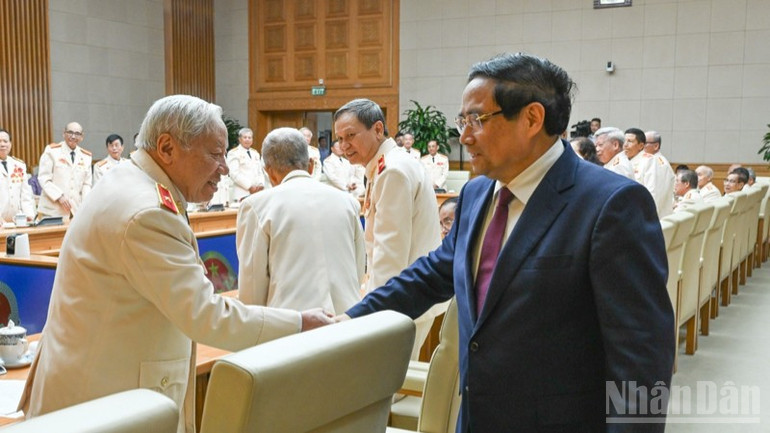 Thủ tướng Phạm Minh Chính bắt tay Thiếu tướng Phan Văn Lai, Anh hùng Lực lượng vũ trang nhân dân, Trưởng ban Liên lạc Công an chi viện chiến trường miền nam. (Ảnh: Trần Hải) ndo_br_c7-9635.jpg