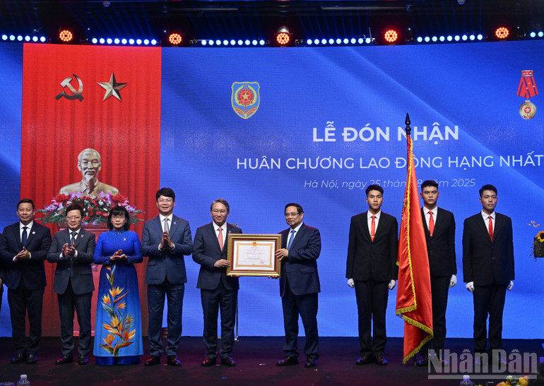 Thay mặt Lãnh đạo Đảng, Nhà nước, Thủ tướng Phạm Minh Chính trao Huân chương Lao động hạng Nhất tặng Bộ Tư pháp. (Ảnh: TRẦN HẢI) ndo_br_b3.jpg