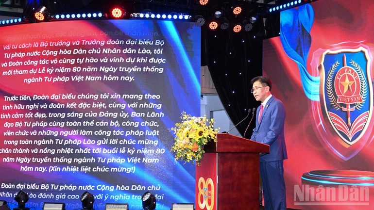 Bộ trưởng Tư pháp Lào Phayvy Siboualypha phát biểu ý kiến tại buổi lễ. (Ảnh: TRẦN HẢI) ndo_br_b5-7592.jpg